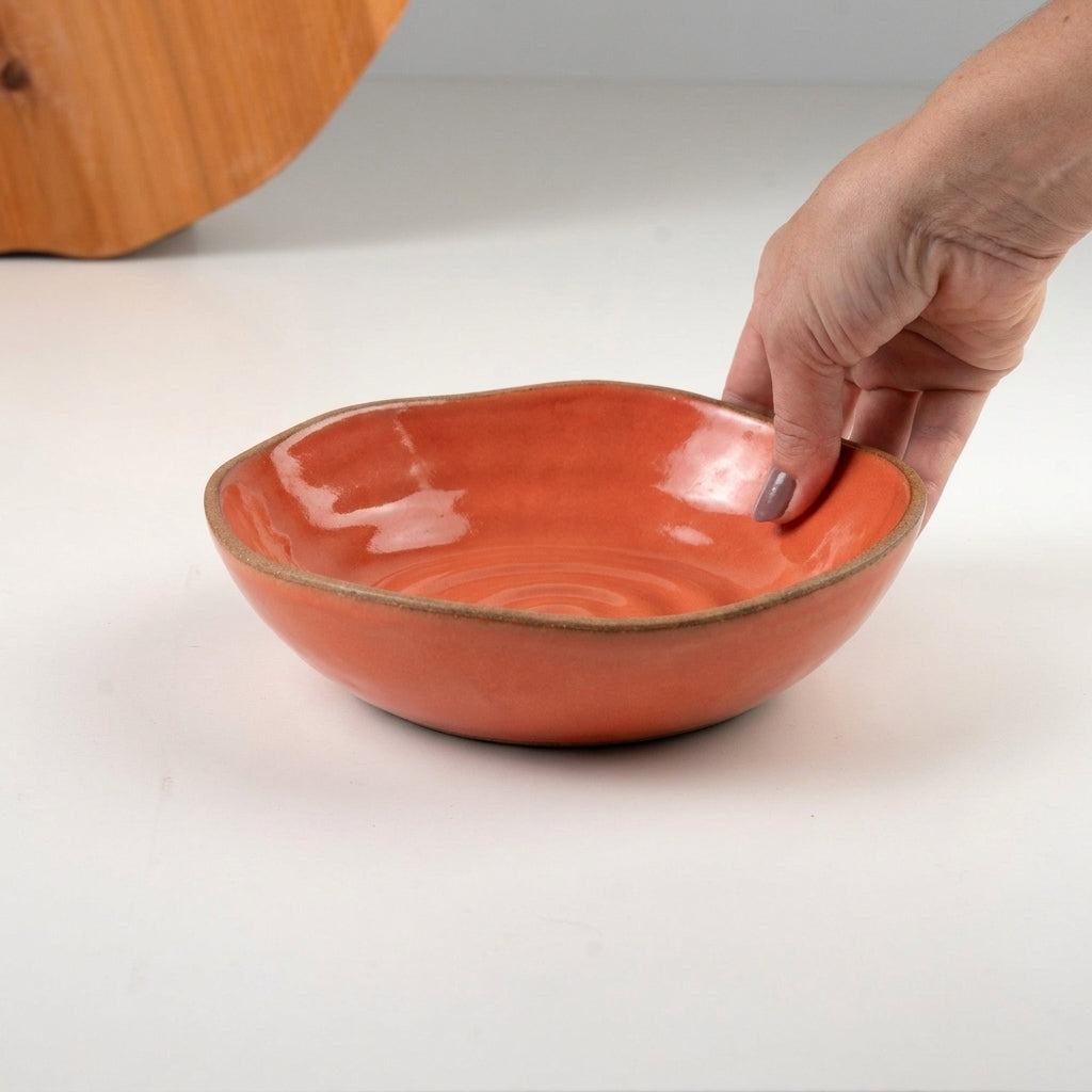 Prato Encontro Fundo Orgânico em cerâmica artesanal — tamanho 22CM, argila Cappuccino, esmalte Laranja Intenso