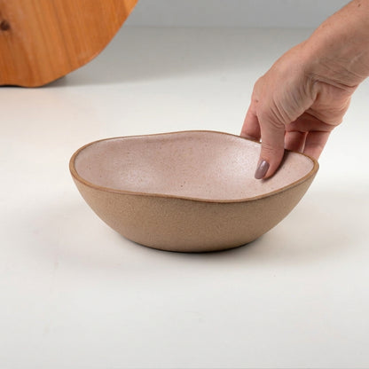 Prato Encontro Fundo Orgânico em cerâmica artesanal — tamanho 22CM, argila Cappuccino, esmalte Nude