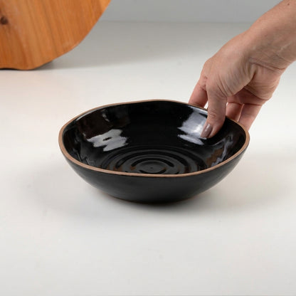 Prato Encontro Fundo Orgânico em cerâmica artesanal — tamanho 22CM, argila Cappuccino, esmalte Preto Ébano