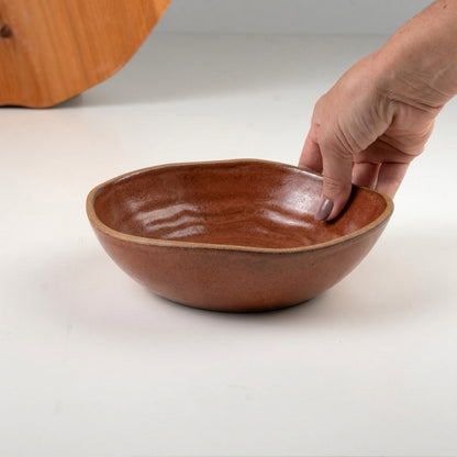 Prato Encontro Fundo Orgânico em cerâmica artesanal — tamanho 22CM, argila Cappuccino, esmalte Sol de Terracota