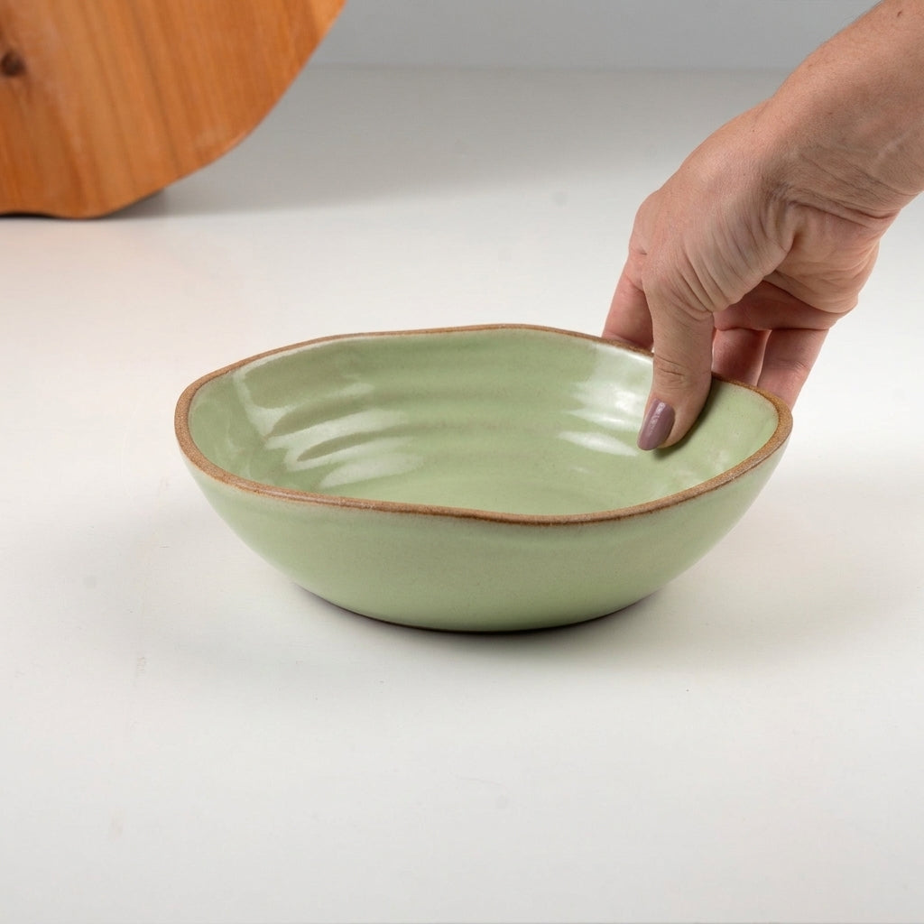 Prato Encontro Fundo Orgânico em cerâmica artesanal — tamanho 22CM, argila Cappuccino, esmalte Verde Menta