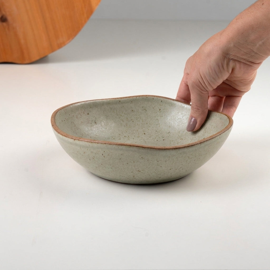 Prato Encontro Fundo Orgânico em cerâmica artesanal — tamanho 22CM, argila Cappuccino, esmalte Verde Pompeia