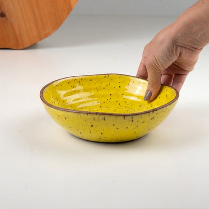 Prato Encontro Fundo Orgânico em cerâmica artesanal — tamanho 22CM, argila Flocos, esmalte Amarelo Intenso