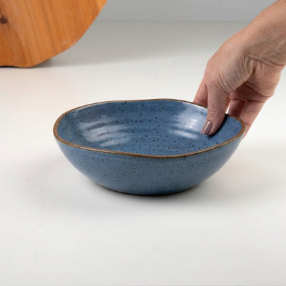 Prato Encontro Fundo Orgânico em cerâmica artesanal — tamanho 22CM, argila Flocos, esmalte Azul Safira