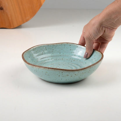 Prato Encontro Fundo Orgânico em cerâmica artesanal — tamanho 22CM, argila Flocos, esmalte Jujuba