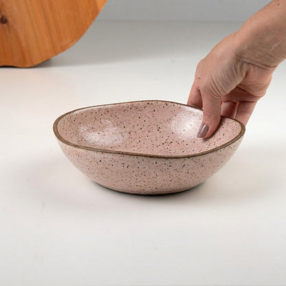 Prato Encontro Fundo Orgânico em cerâmica artesanal — tamanho 22CM, argila Flocos, esmalte Nude
