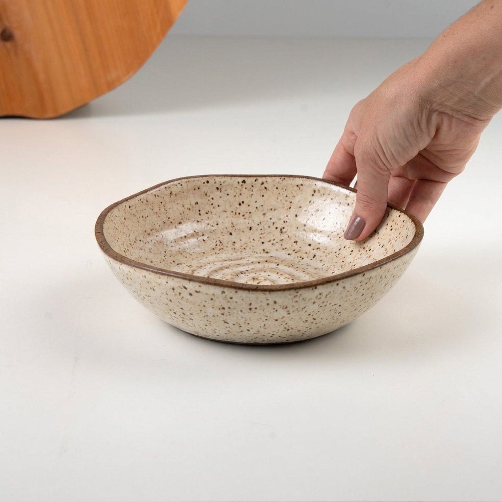 Prato Encontro Fundo Orgânico em cerâmica artesanal — tamanho 22CM, argila Flocos, esmalte Pedra Sabão