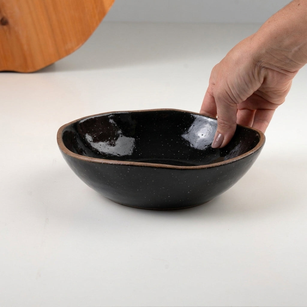 Prato Encontro Fundo Orgânico em cerâmica artesanal — tamanho 22CM, argila Flocos, esmalte Preto Ébano