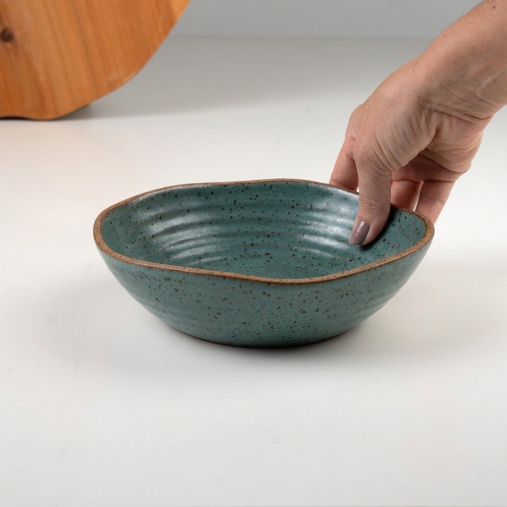 Prato Encontro Fundo Orgânico em cerâmica artesanal — tamanho 22CM, argila Flocos, esmalte Verde Exército