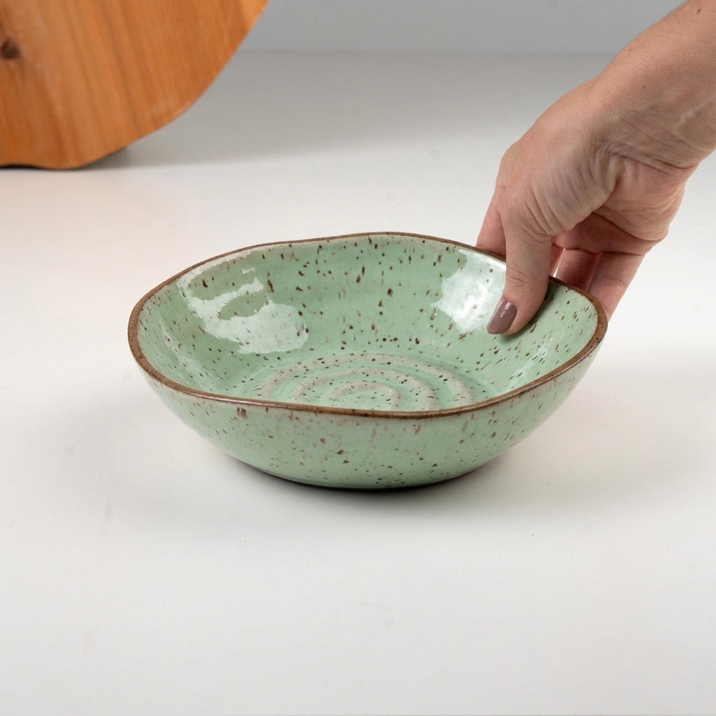 Prato Encontro Fundo Orgânico em cerâmica artesanal — tamanho 22CM, argila Flocos, esmalte Verde Menta