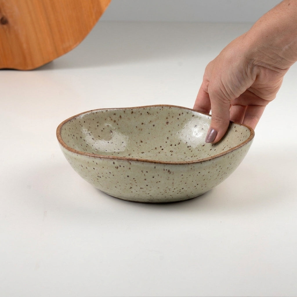 Prato Encontro Fundo Orgânico em cerâmica artesanal — tamanho 22CM, argila Flocos, esmalte Verde Pompeia