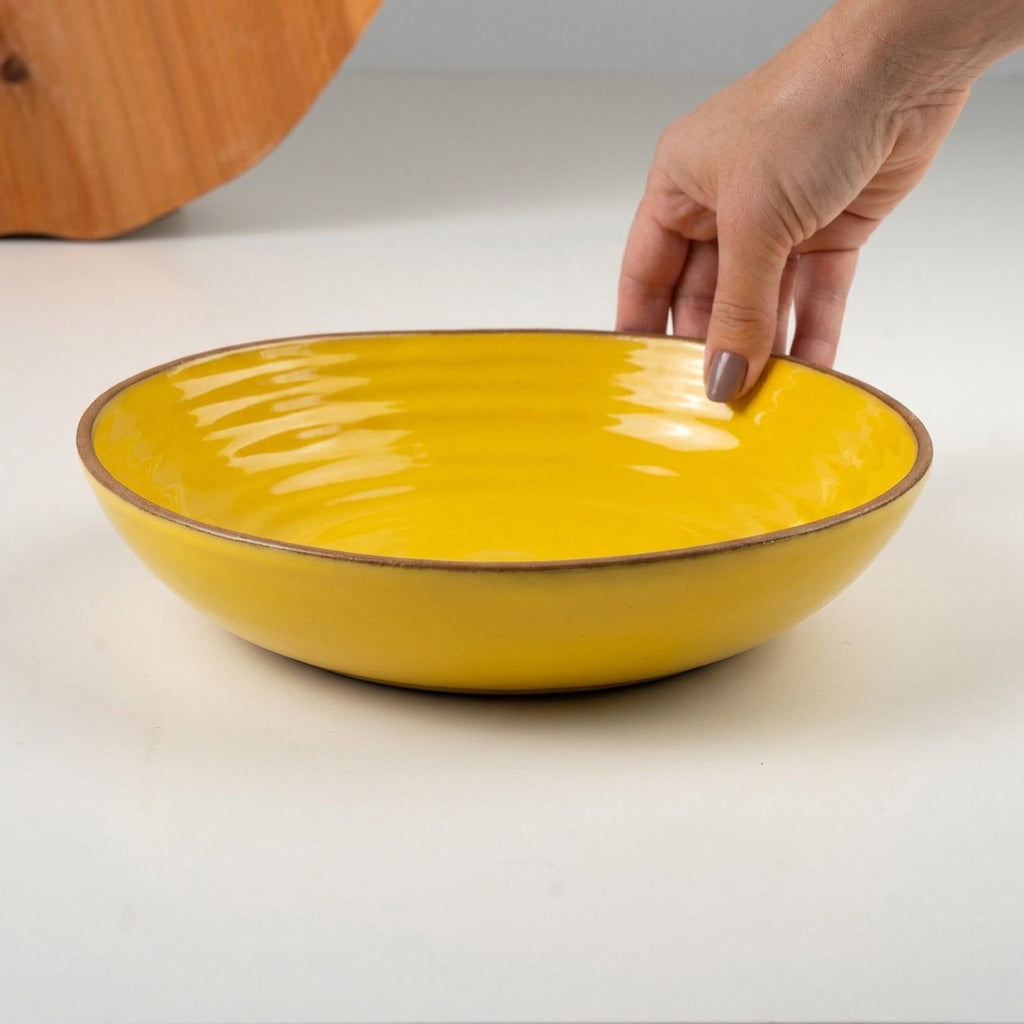 Prato Encontro Fundo Orgânico em cerâmica artesanal — tamanho 25CM, argila Cappuccino, esmalte Amarelo Intenso