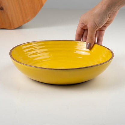 Prato Encontro Fundo Orgânico em cerâmica artesanal — tamanho 25CM, argila Cappuccino, esmalte Amarelo Intenso