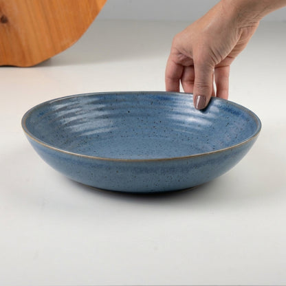 Prato Encontro Fundo Orgânico em cerâmica artesanal — tamanho 25CM, argila Cappuccino, esmalte Azul Safira