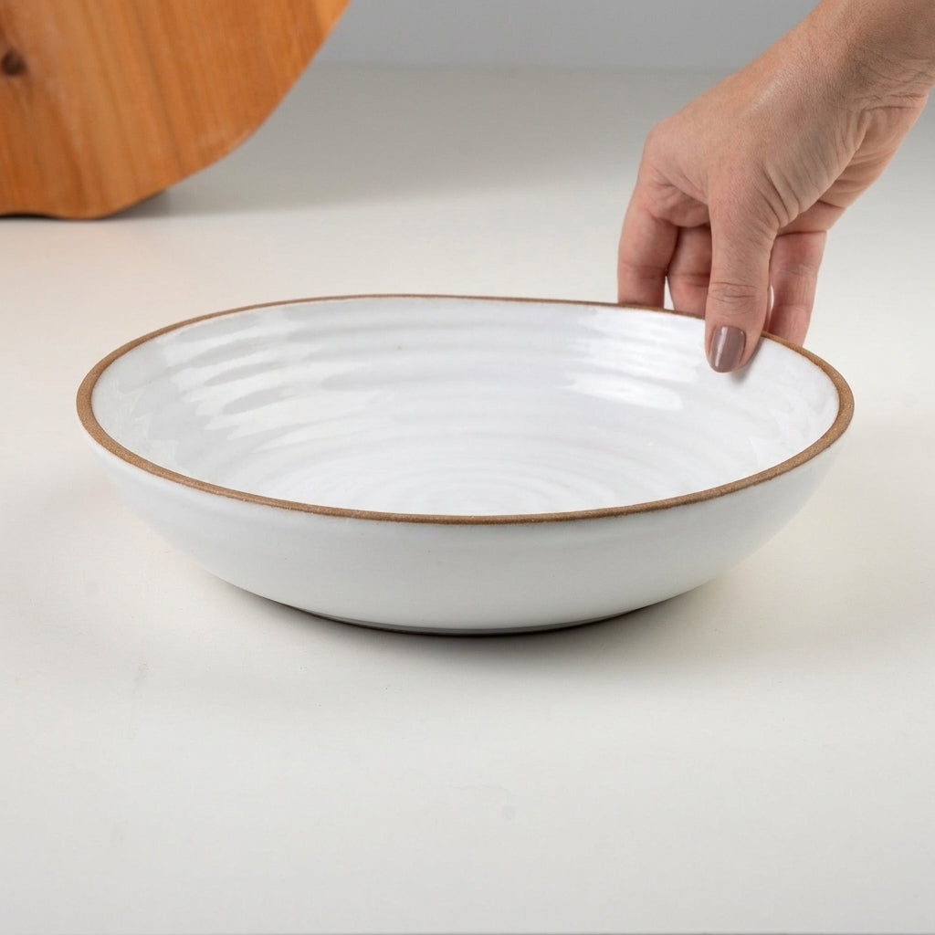 Prato Encontro Fundo Orgânico em cerâmica artesanal — tamanho 25CM, argila Cappuccino, esmalte Branco AMME