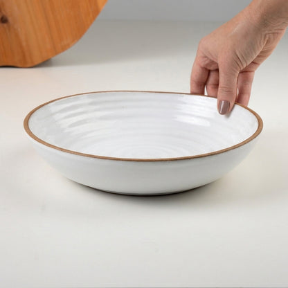 Prato Encontro Fundo Orgânico em cerâmica artesanal — tamanho 25CM, argila Cappuccino, esmalte Branco AMME