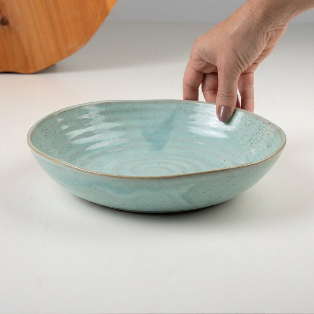 Prato Encontro Fundo Orgânico em cerâmica artesanal — tamanho 25CM, argila Cappuccino, esmalte Jujuba