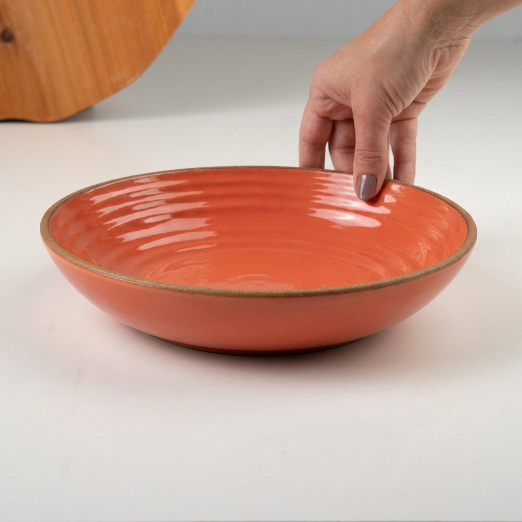 Prato Encontro Fundo Orgânico em cerâmica artesanal — tamanho 25CM, argila Cappuccino, esmalte Laranja Intenso