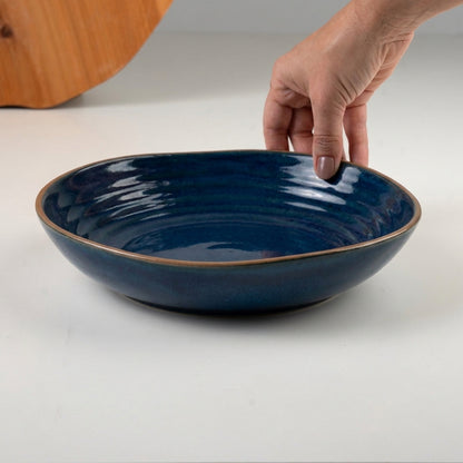 Prato Encontro Fundo Orgânico em cerâmica artesanal — tamanho 25CM, argila Cappuccino, esmalte Lazuli