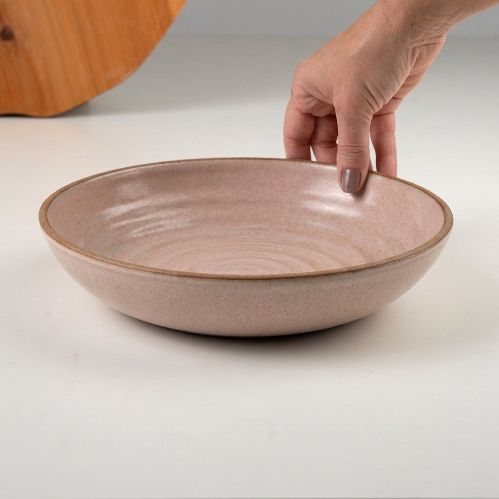 Prato Encontro Fundo Orgânico em cerâmica artesanal — tamanho 25CM, argila Cappuccino, esmalte Nude