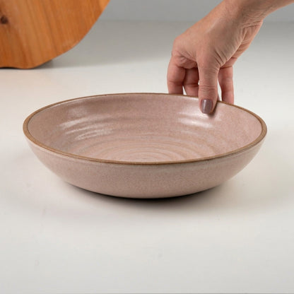 Prato Encontro Fundo Orgânico em cerâmica artesanal — tamanho 25CM, argila Cappuccino, esmalte Nude