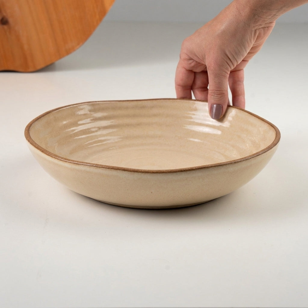 Prato Encontro Fundo Orgânico em cerâmica artesanal — tamanho 25CM, argila Cappuccino, esmalte Pedra Sabão