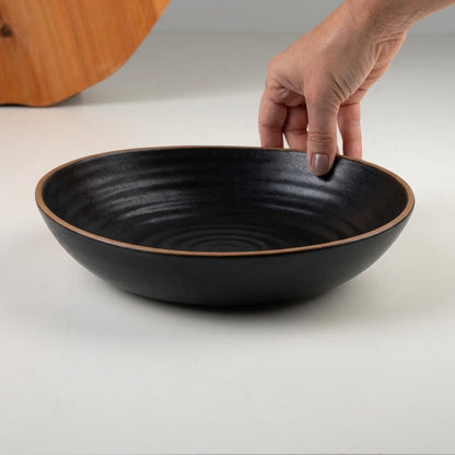 Prato Encontro Fundo Orgânico em cerâmica artesanal — tamanho 25CM, argila Cappuccino, esmalte Preto Acetinado