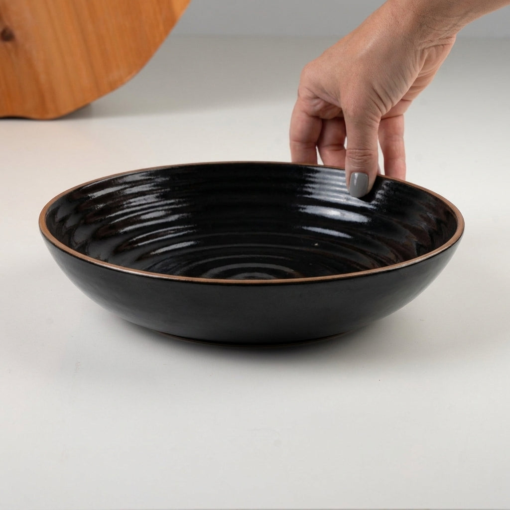 Prato Encontro Fundo Orgânico em cerâmica artesanal — tamanho 25CM, argila Cappuccino, esmalte Preto Ébano