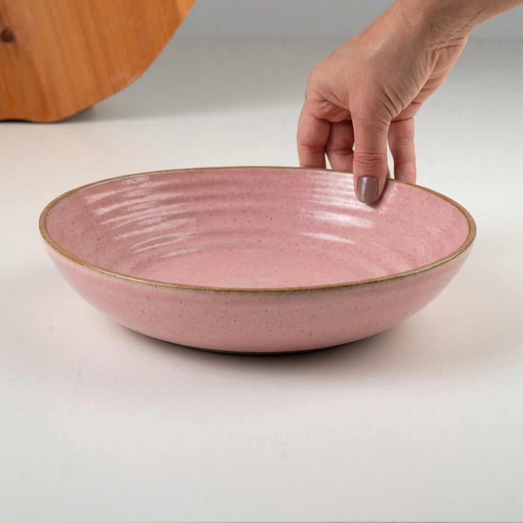 Prato Encontro Fundo Orgânico em cerâmica artesanal — tamanho 25CM, argila Cappuccino, esmalte Rosa Barbie