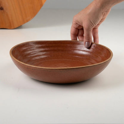 Prato Encontro Fundo Orgânico em cerâmica artesanal — tamanho 25CM, argila Cappuccino, esmalte Sol de Terracota
