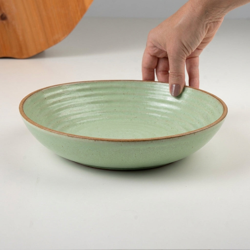 Prato Encontro Fundo Orgânico em cerâmica artesanal — tamanho 25CM, argila Cappuccino, esmalte Verde Menta