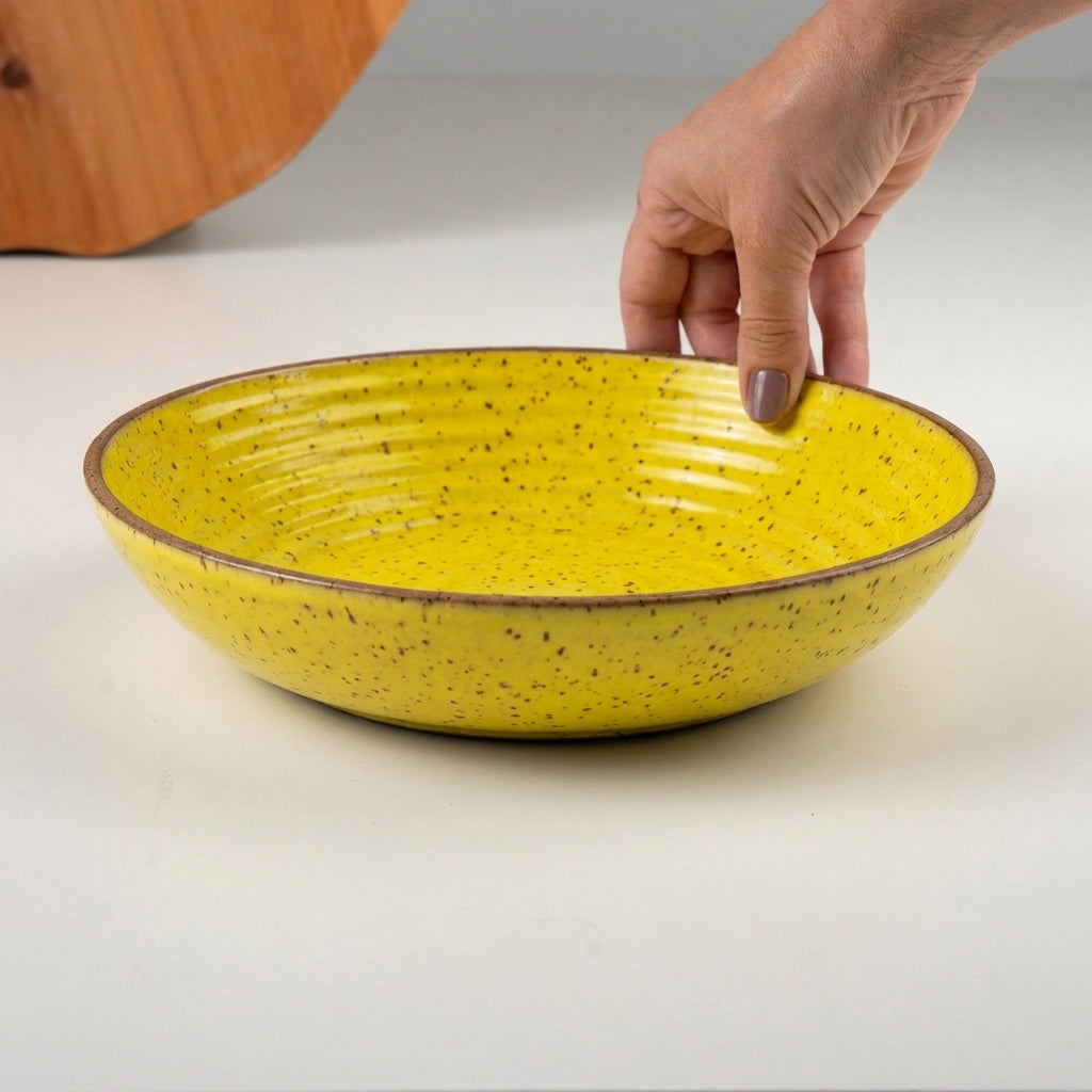 Prato Encontro Fundo Orgânico em cerâmica artesanal — tamanho 25CM, argila Flocos, esmalte Amarelo Intenso