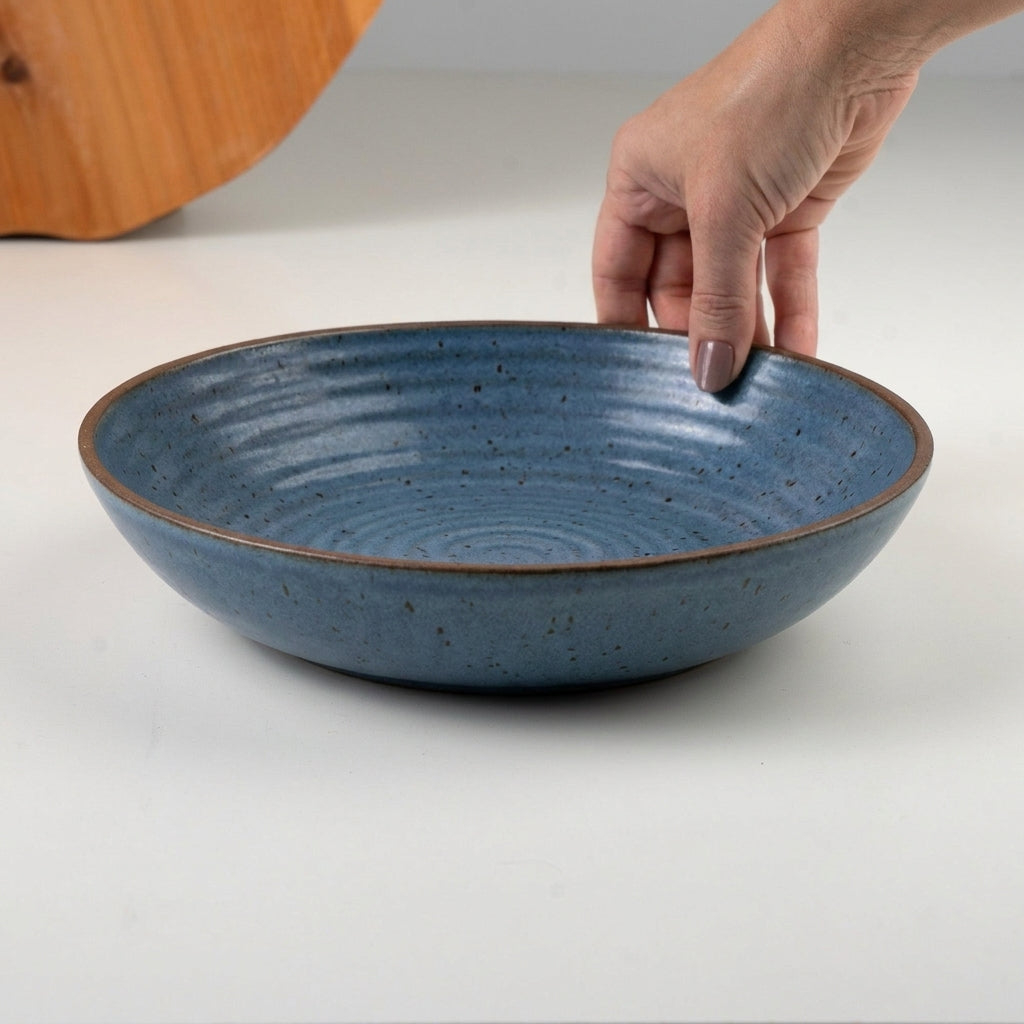 Prato Encontro Fundo Orgânico em cerâmica artesanal — tamanho 25CM, argila Flocos, esmalte Azul Safira