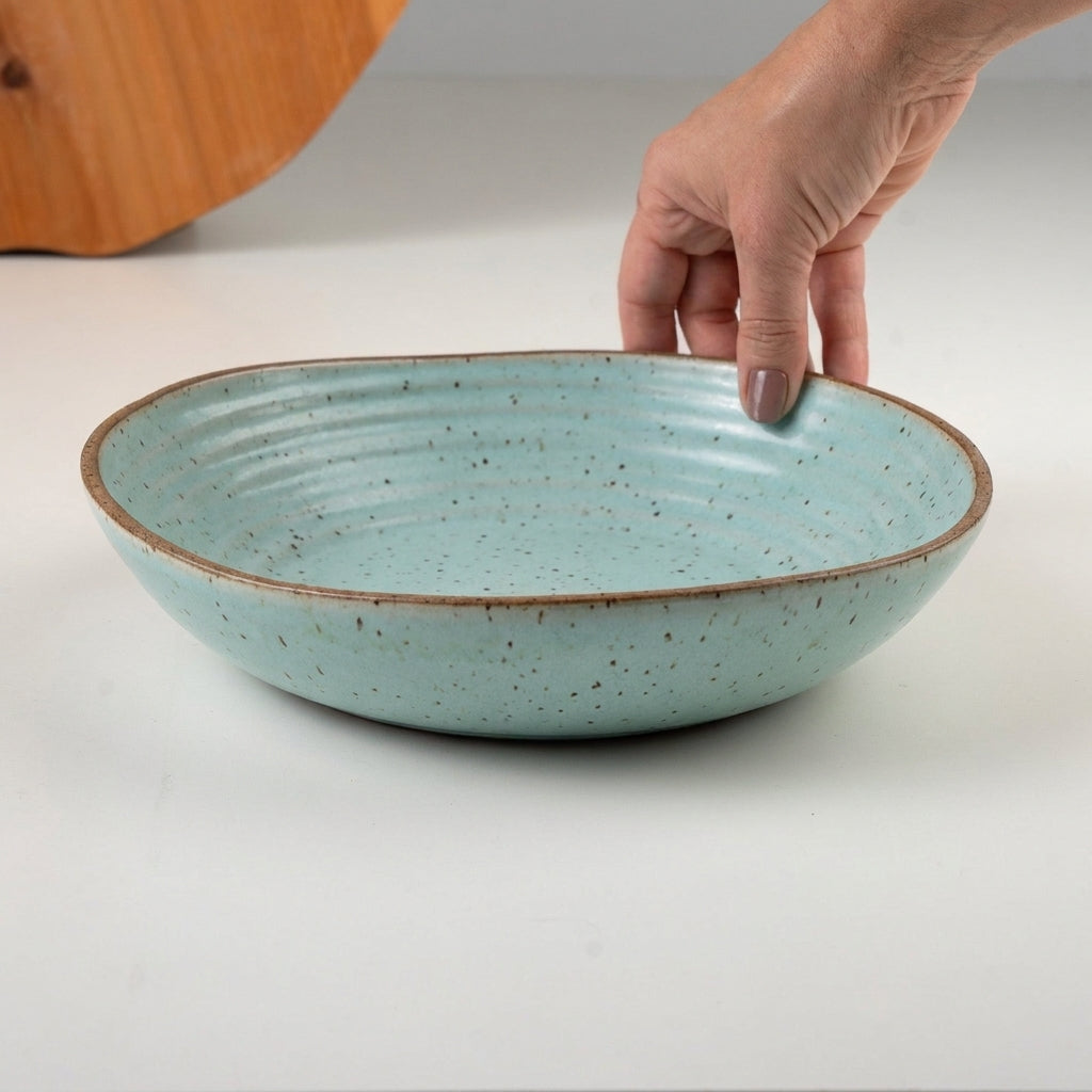 Prato Encontro Fundo Orgânico em cerâmica artesanal — tamanho 25CM, argila Flocos, esmalte Jujuba