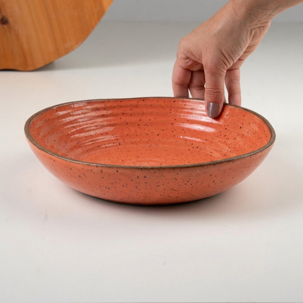 Prato Encontro Fundo Orgânico em cerâmica artesanal — tamanho 25CM, argila Flocos, esmalte Laranja Intenso