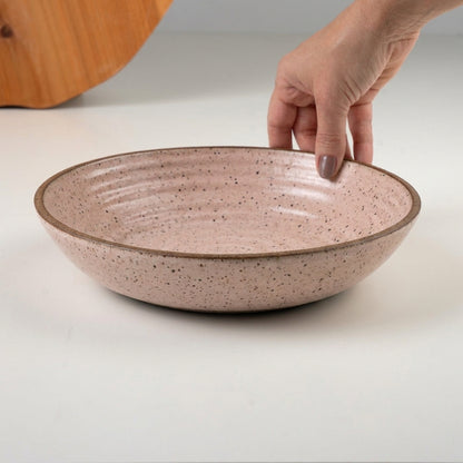 Prato Encontro Fundo Orgânico em cerâmica artesanal — tamanho 25CM, argila Flocos, esmalte Nude