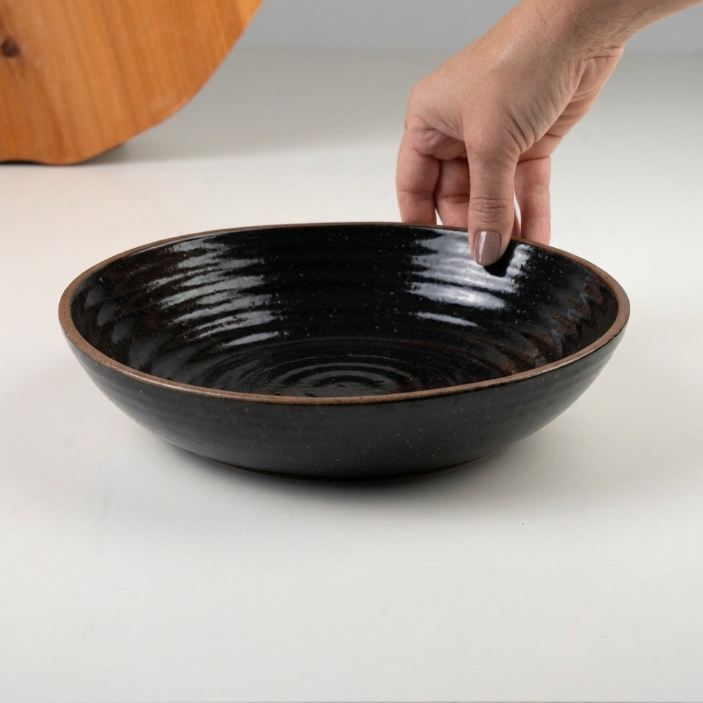 Prato Encontro Fundo Orgânico em cerâmica artesanal — tamanho 25CM, argila Flocos, esmalte Preto Ébano