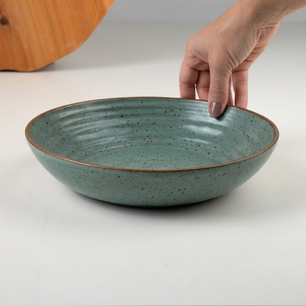 Prato Encontro Fundo Orgânico em cerâmica artesanal — tamanho 25CM, argila Flocos, esmalte Verde Exército
