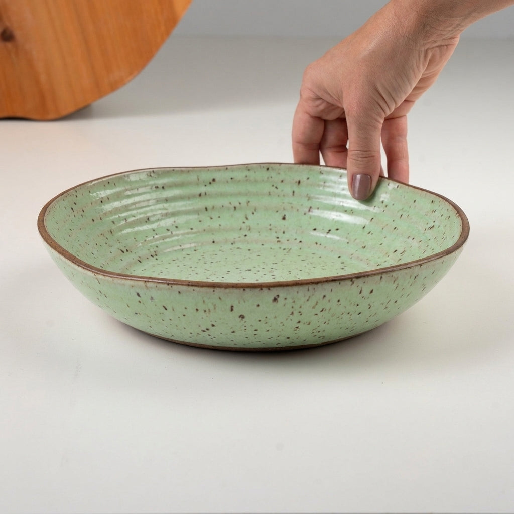 Prato Encontro Fundo Orgânico em cerâmica artesanal — tamanho 25CM, argila Flocos, esmalte Verde Menta