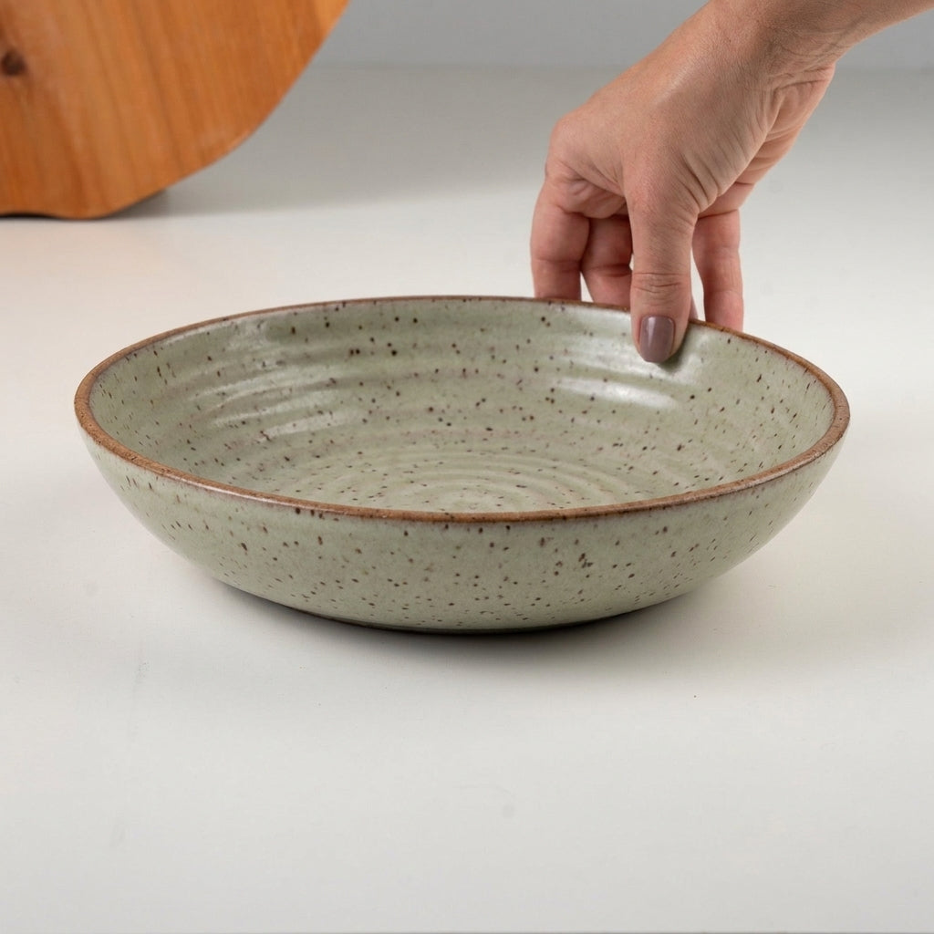 Prato Encontro Fundo Orgânico em cerâmica artesanal — tamanho 25CM, argila Flocos, esmalte Verde Pompeia