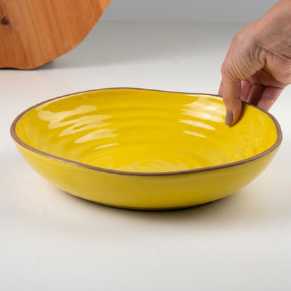 Prato Encontro Fundo Orgânico em cerâmica artesanal — tamanho 28CM, argila Cappuccino, esmalte Amarelo Intenso