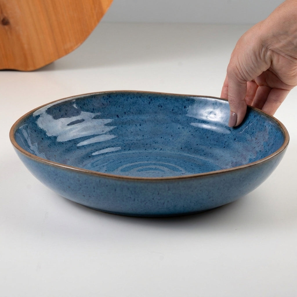 Prato Encontro Fundo Orgânico em cerâmica artesanal — tamanho 28CM, argila Cappuccino, esmalte Azul Safira