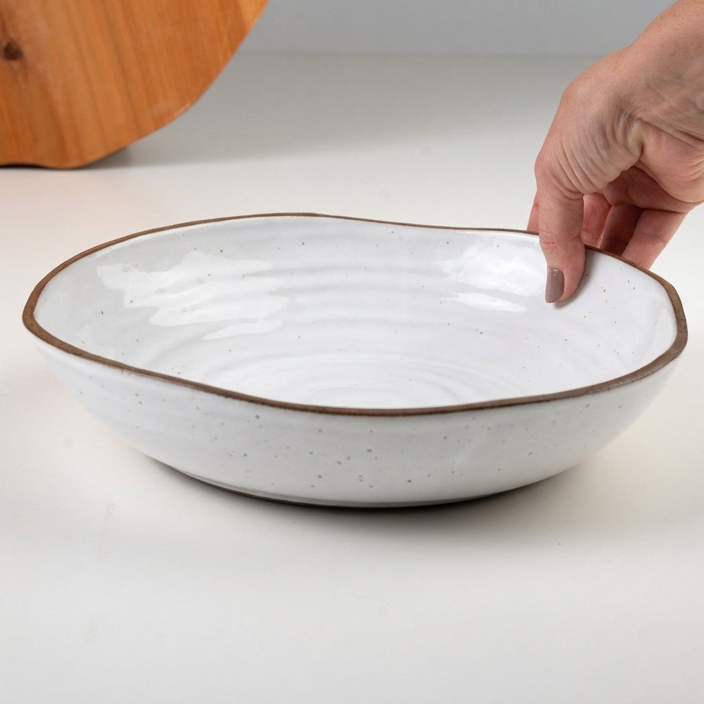 Prato Encontro Fundo Orgânico em cerâmica artesanal — tamanho 28CM, argila Cappuccino, esmalte Branco AMME