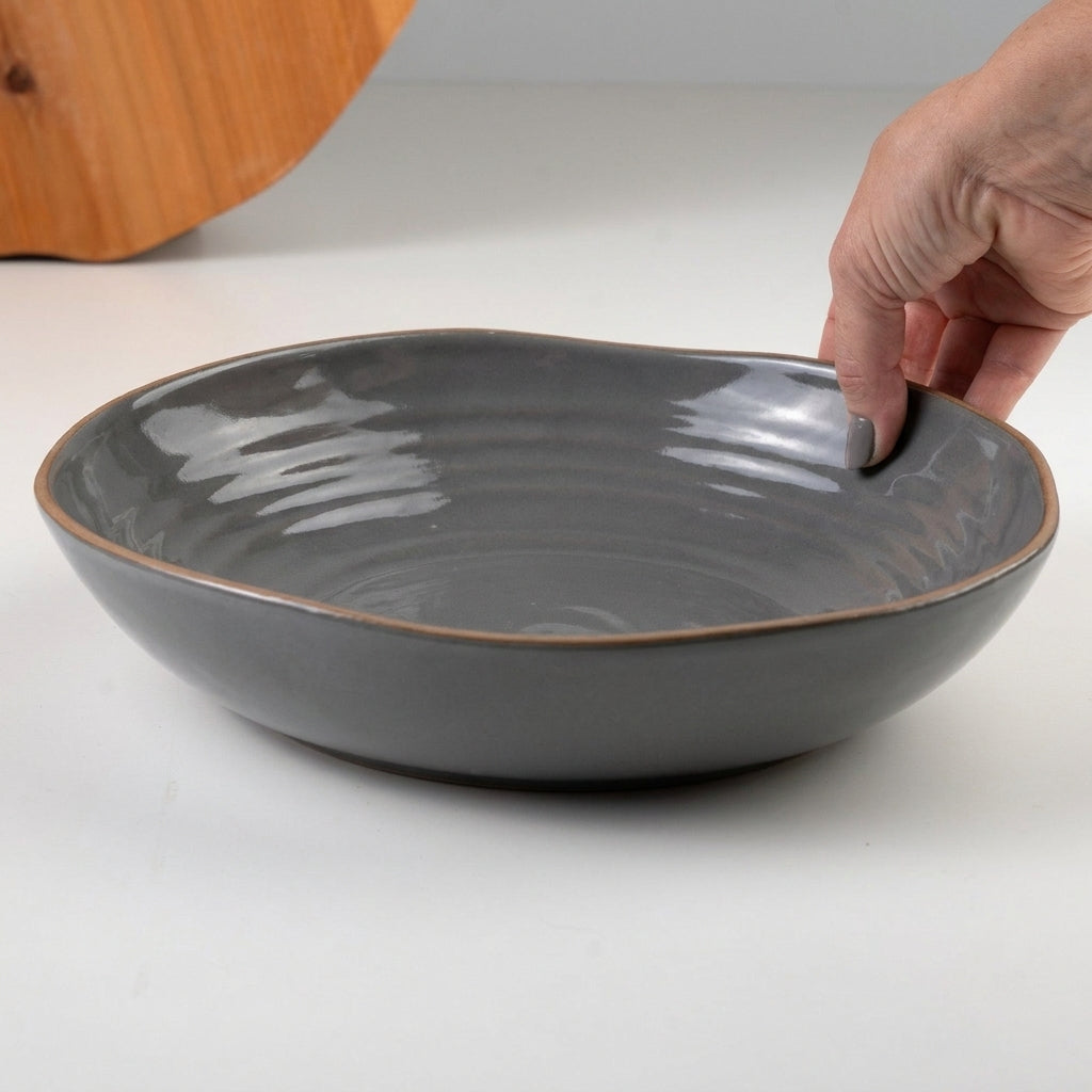 Prato Encontro Fundo Orgânico em cerâmica artesanal — tamanho 28CM, argila Cappuccino, esmalte Grafite