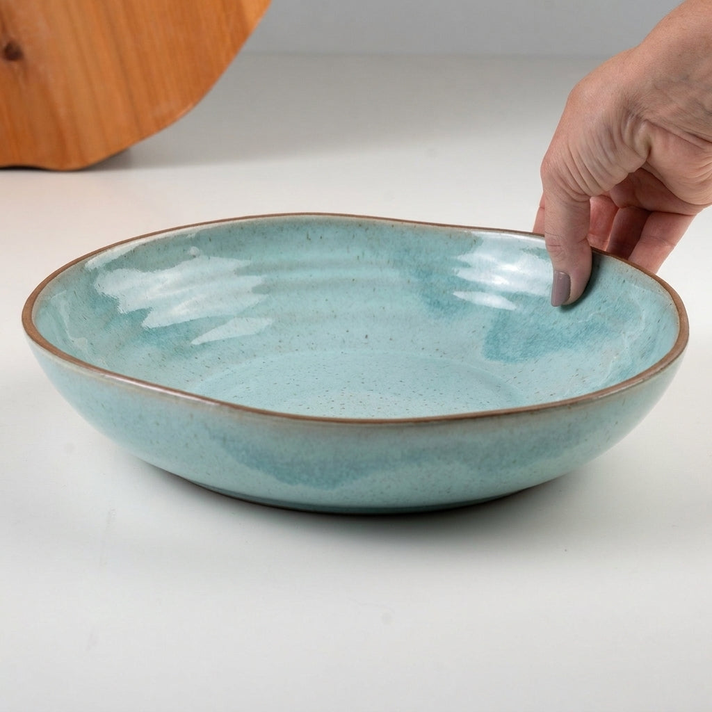 Prato Encontro Fundo Orgânico em cerâmica artesanal — tamanho 28CM, argila Cappuccino, esmalte Jujuba