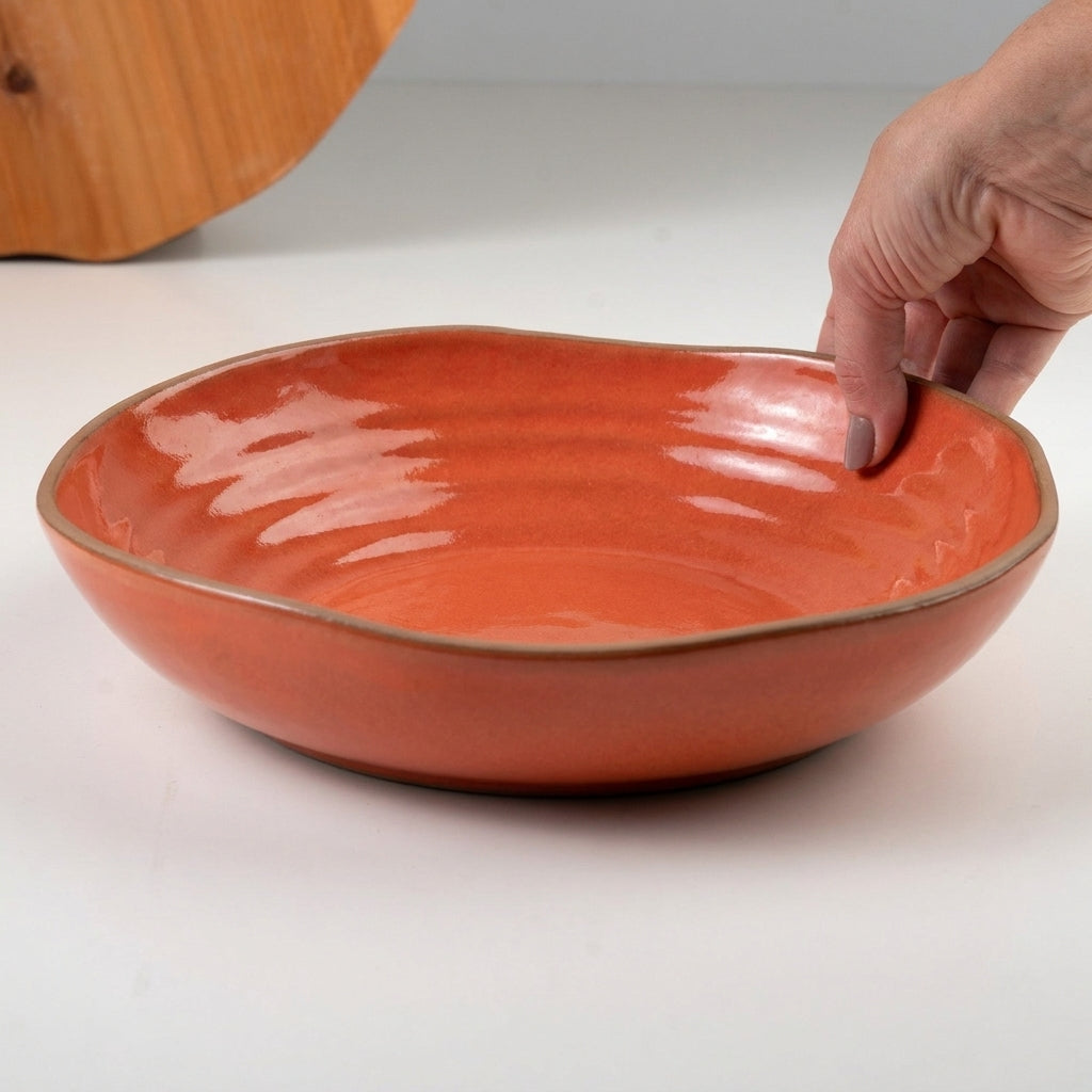 Prato Encontro Fundo Orgânico em cerâmica artesanal — tamanho 28CM, argila Cappuccino, esmalte Laranja Intenso