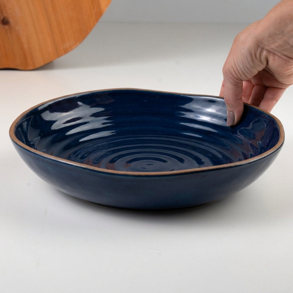 Prato Encontro Fundo Orgânico em cerâmica artesanal — tamanho 28CM, argila Cappuccino, esmalte Lazuli