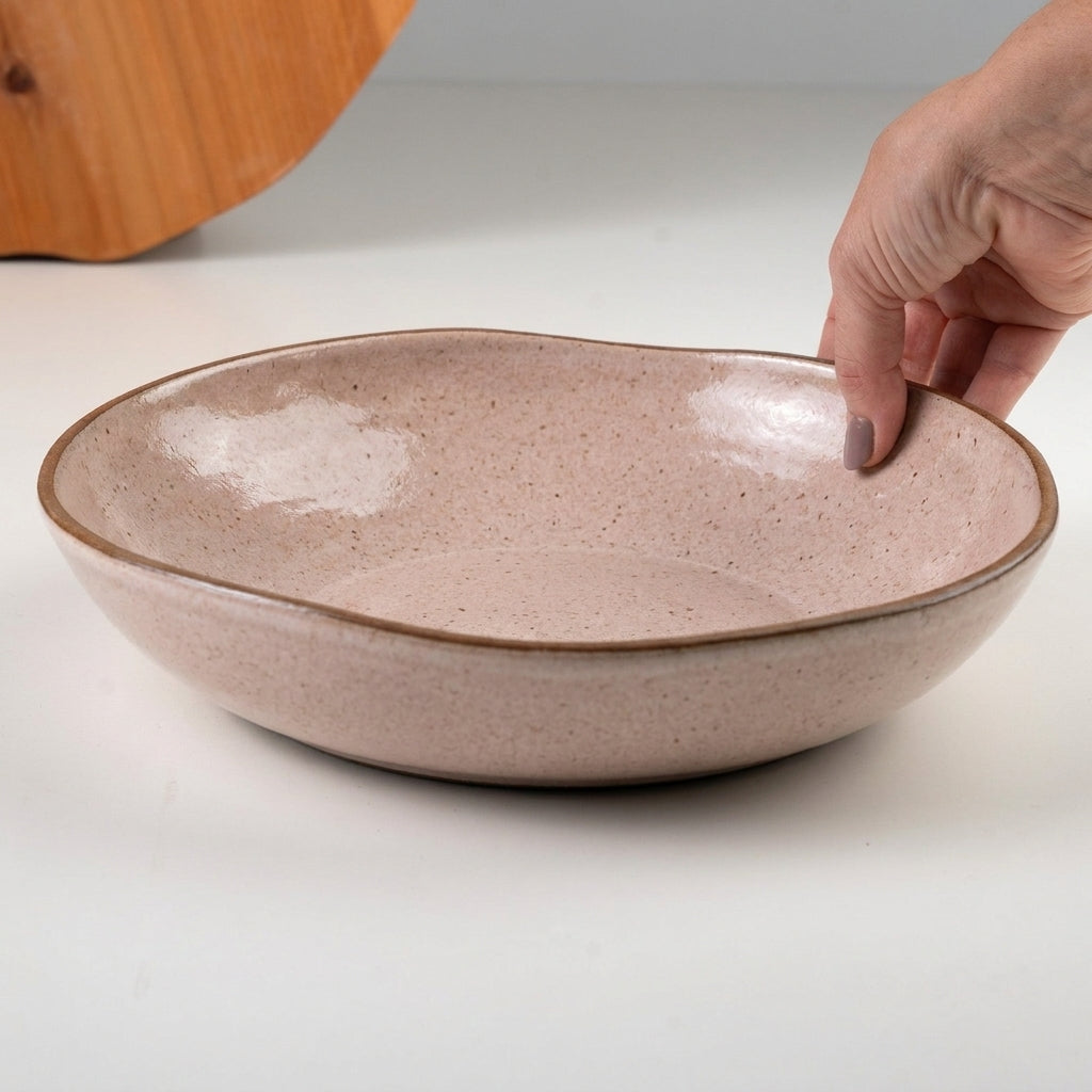 Prato Encontro Fundo Orgânico em cerâmica artesanal — tamanho 28CM, argila Cappuccino, esmalte Nude