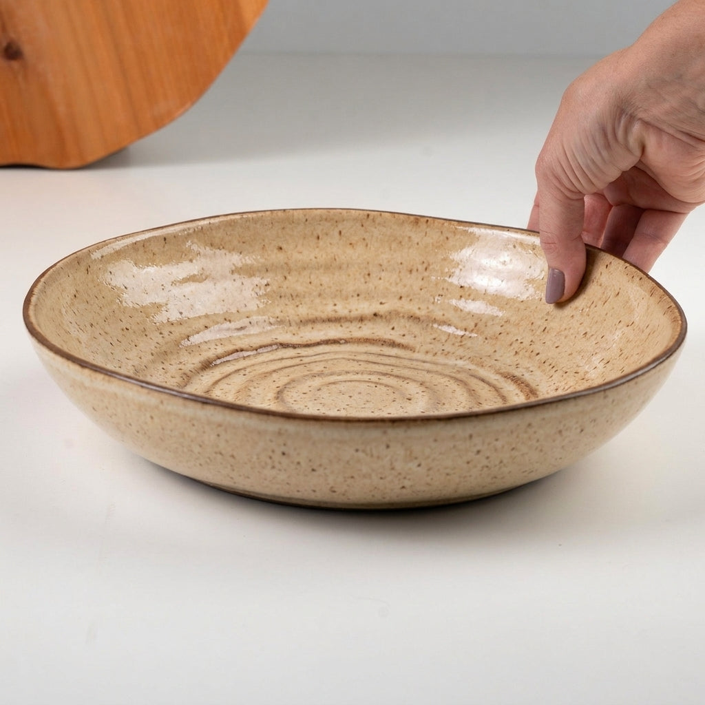 Prato Encontro Fundo Orgânico em cerâmica artesanal — tamanho 28CM, argila Cappuccino, esmalte Pedra Sabão