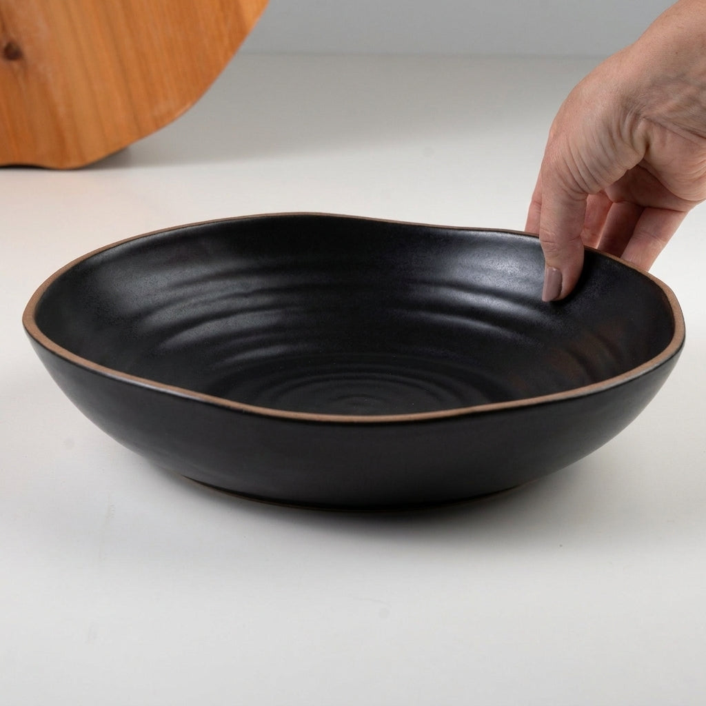 Prato Encontro Fundo Orgânico em cerâmica artesanal — tamanho 28CM, argila Cappuccino, esmalte Preto Acetinado